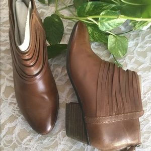 EUC Clark’s leather ankle boots 8M light brown